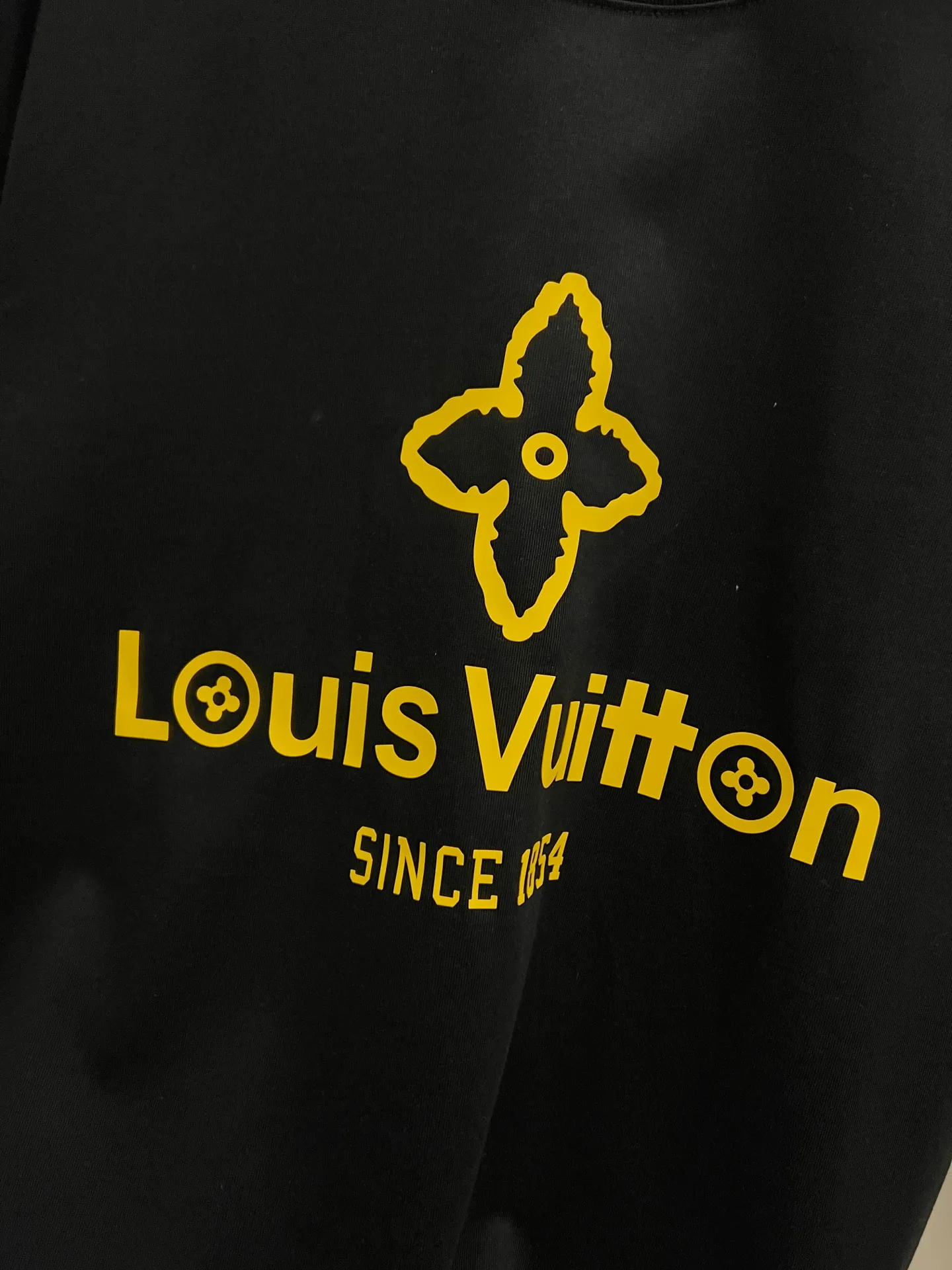 🅿️190 1v Louis* 2025 autumn and winter new style classic letter three-dimensional craft design high-end version! Highly breathable and comfortable, customized double yarn plain cotton fabric. Short-sleeved T-shirt. Same style for men and women. Sizes S M L XL XXL Five sizes black white